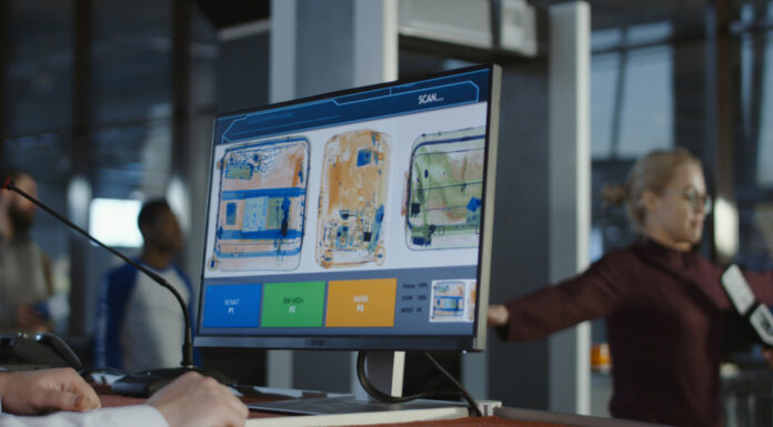 Zollbestimmungen – Was darf ich aus dem Urlaub mitbringen? Anonymer Mann am Checkpoint am Flughafen, der Gepäck auf dem Bildschirm mit Röntgenaufnahme erkundet.