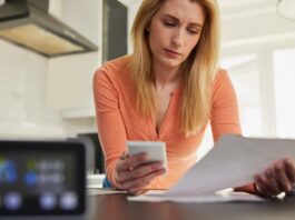 10 Tipps, wie Sie Heizkosten sparen Frau prüft Heizkostenabrechnung