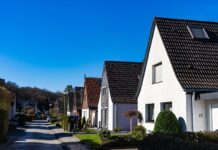 Wohnen ohne Eigentum: Ein deutsches Phänomen Typische Häuserzeile in Deutschland aus dem Stadtrandgebiet.