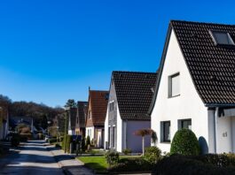 Wohnen ohne Eigentum: Ein deutsches Phänomen Typische Häuserzeile in Deutschland aus dem Stadtrandgebiet.