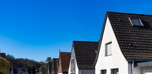 Wohnen ohne Eigentum: Ein deutsches Phänomen Typische Häuserzeile in Deutschland aus dem Stadtrandgebiet.