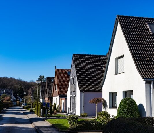 Wohnen ohne Eigentum: Ein deutsches Phänomen Typische Häuserzeile in Deutschland aus dem Stadtrandgebiet.