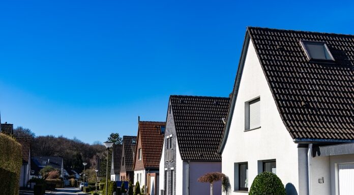 Wohnen ohne Eigentum: Ein deutsches Phänomen Typische Häuserzeile in Deutschland aus dem Stadtrandgebiet.