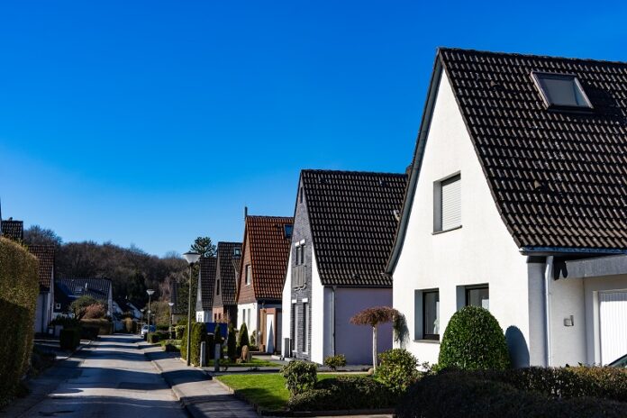 Typische Häuserzeile in Deutschland aus dem Stadtrandgebiet.
