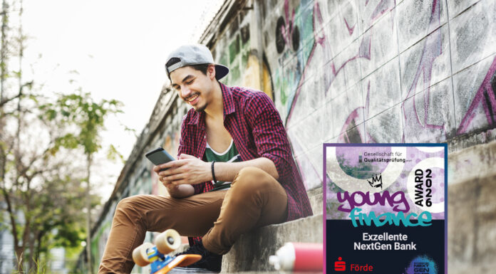 Young Finance Award 2026: Förde Sparkasse als NextGen Bank ausgezeichnet Ein Teenager sitzt mit seinem Skateboard vor eine Graffiti Wand.