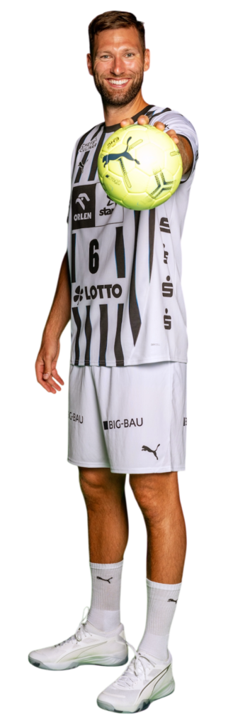 THW Spieler Harald Reinkind hält einen Ball mit einer Hand nach vorn