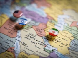 Iran-Krieg und Wirtschaft: Welche Auswirkungen der Konflikt auf den deutschen Mittelstand haben kann Politische Karte des Nahen Ostens mit Flaggennadeln der USA, Israels und des Iran an wichtigen geografischen Orten, die internationale Beziehungen und geopolitisches Bündniskonzept und Krieg im Nahen Osten repräsentieren.
