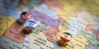 Iran-Krieg und Wirtschaft: Welche Auswirkungen der Konflikt auf den deutschen Mittelstand haben kann Politische Karte des Nahen Ostens mit Flaggennadeln der USA, Israels und des Iran an wichtigen geografischen Orten, die internationale Beziehungen und geopolitisches Bündniskonzept und Krieg im Nahen Osten repräsentieren.