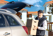 Haushaltsauflösung stressfrei und günstig organisieren Ein älterer Mann mit Basecap verlädt Umzugskartons in den Kofferraum seines Autos