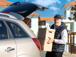 Haushaltsauflösung stressfrei und günstig organisieren Ein älterer Mann mit Basecap verlädt Umzugskartons in den Kofferraum seines Autos