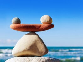 Rebalancing in der Wertpapieranlage – Was das ist und warum es wichtig ist Waage aus Stein am Strand