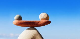 Rebalancing in der Wertpapieranlage – Was das ist und warum es wichtig ist Waage aus Stein am Strand