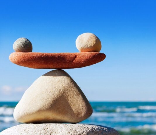 Rebalancing in der Wertpapieranlage – Was das ist und warum es wichtig ist Waage aus Stein am Strand