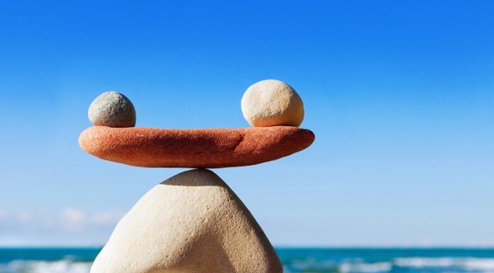 Rebalancing in der Wertpapieranlage – Was das ist und warum es wichtig ist Waage aus Stein am Strand