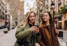 S‑Neo, S‑Broker, S‑Invest und Smartvermögen – Welche Wertpapier‑App passt zu wem? Junge Frauen schauen aufs Handy