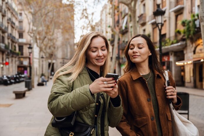 Junge Frauen schauen aufs Handy