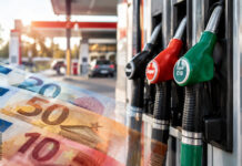 Tankrabatt: Was hohe Spritpreise jetzt für Verbraucher:innen bedeuten Zapfsäulen an einer Tankstelle, im Vordergrund sind transparente Euroscheine zu sehen. KI generiertes Bild.
