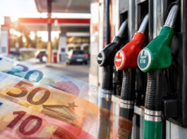 Tankrabatt: Was hohe Spritpreise jetzt für Verbraucher:innen bedeuten Zapfsäulen an einer Tankstelle, im Vordergrund sind transparente Euroscheine zu sehen. KI generiertes Bild.