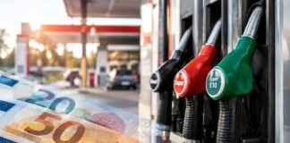 Tankrabatt: Was hohe Spritpreise jetzt für Verbraucher:innen bedeuten Zapfsäulen an einer Tankstelle, im Vordergrund sind transparente Euroscheine zu sehen. KI generiertes Bild.