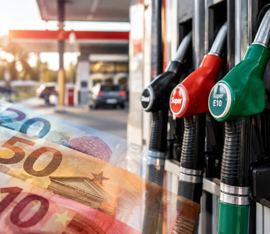 Tankrabatt: Was hohe Spritpreise jetzt für Verbraucher:innen bedeuten Zapfsäulen an einer Tankstelle, im Vordergrund sind transparente Euroscheine zu sehen. KI generiertes Bild.