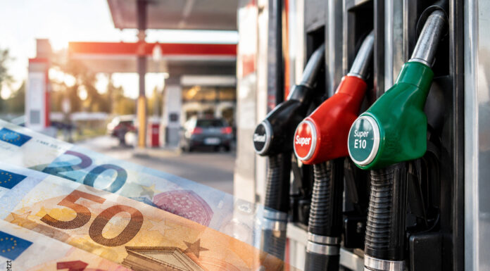 Tankrabatt: Was hohe Spritpreise jetzt für Verbraucher:innen bedeuten Zapfsäulen an einer Tankstelle, im Vordergrund sind transparente Euroscheine zu sehen. KI generiertes Bild.