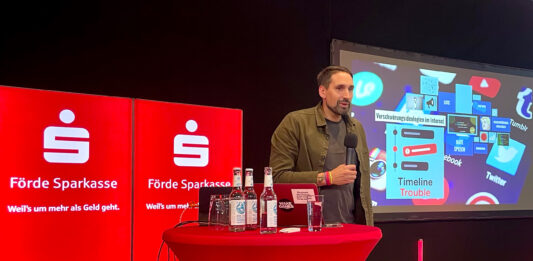 Lange Nacht der Demokratie: Interaktive Workshops mit Investigativjournalist Carsten Janz